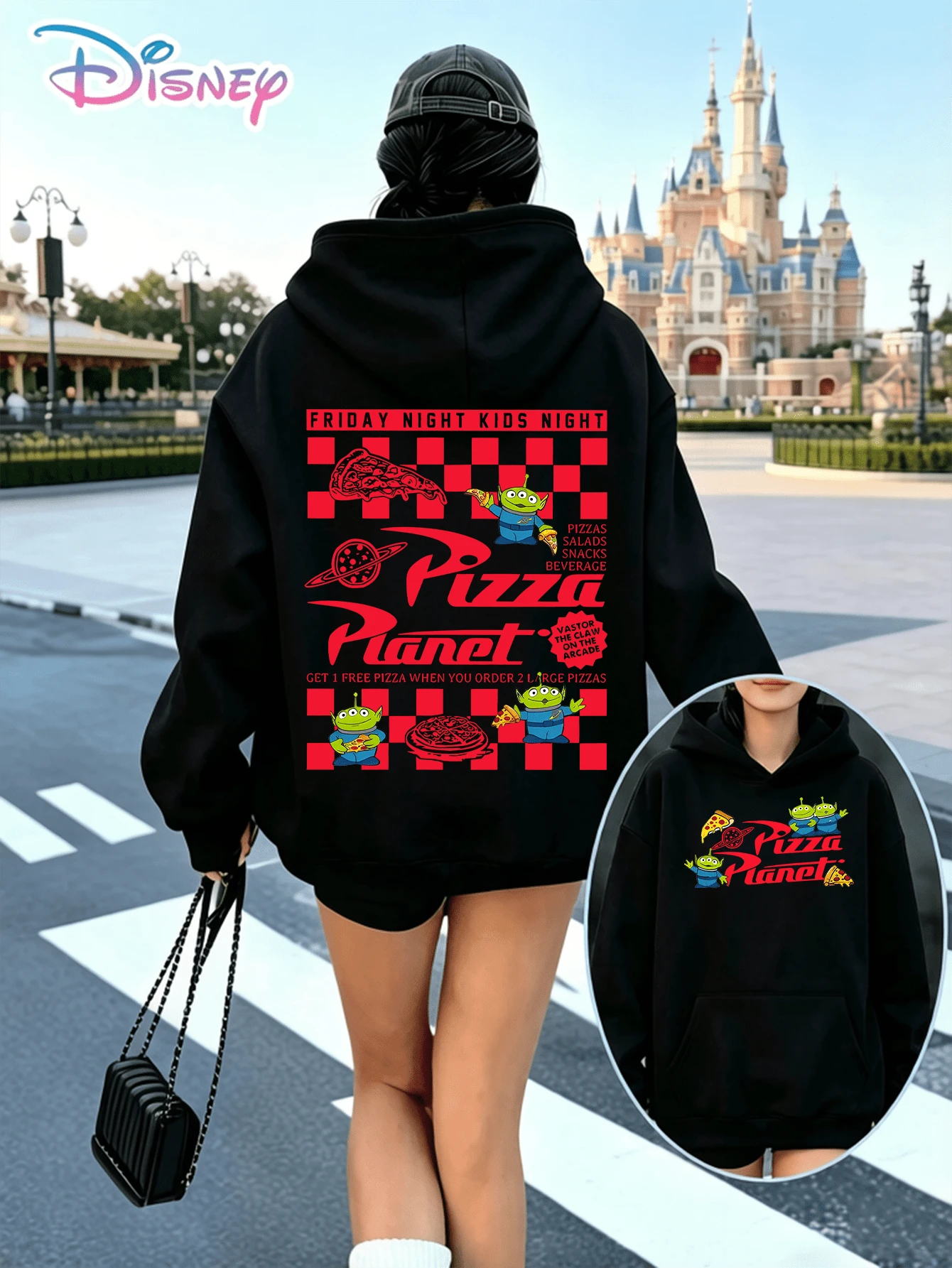 Disney Toy Story Pizza Planet Alien Checkerboard Printed Unisex Hoodie With Retro Diner‑Style Slogans. A Relaxed, Casual, And Versatile Top, Perfect For Holiday Gifting. (Unisex Autumn/Winter Clothing/Elegant Casual Outfits/Patterned Hoodies/Printed Tops/Casual Outfits For Nostalgic Daily Wear) - màu đen - Xem 1