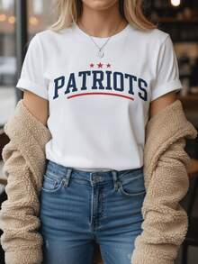 Tres estrellas rojas simbolizan fuerza unidad y orgullo sobre la palabra Patriots en azul profundo evocando energía positiva y confianza ideal para mujeres modernas camiseta de mujer casual cómoda para uso diario - Blanco - Ver 8