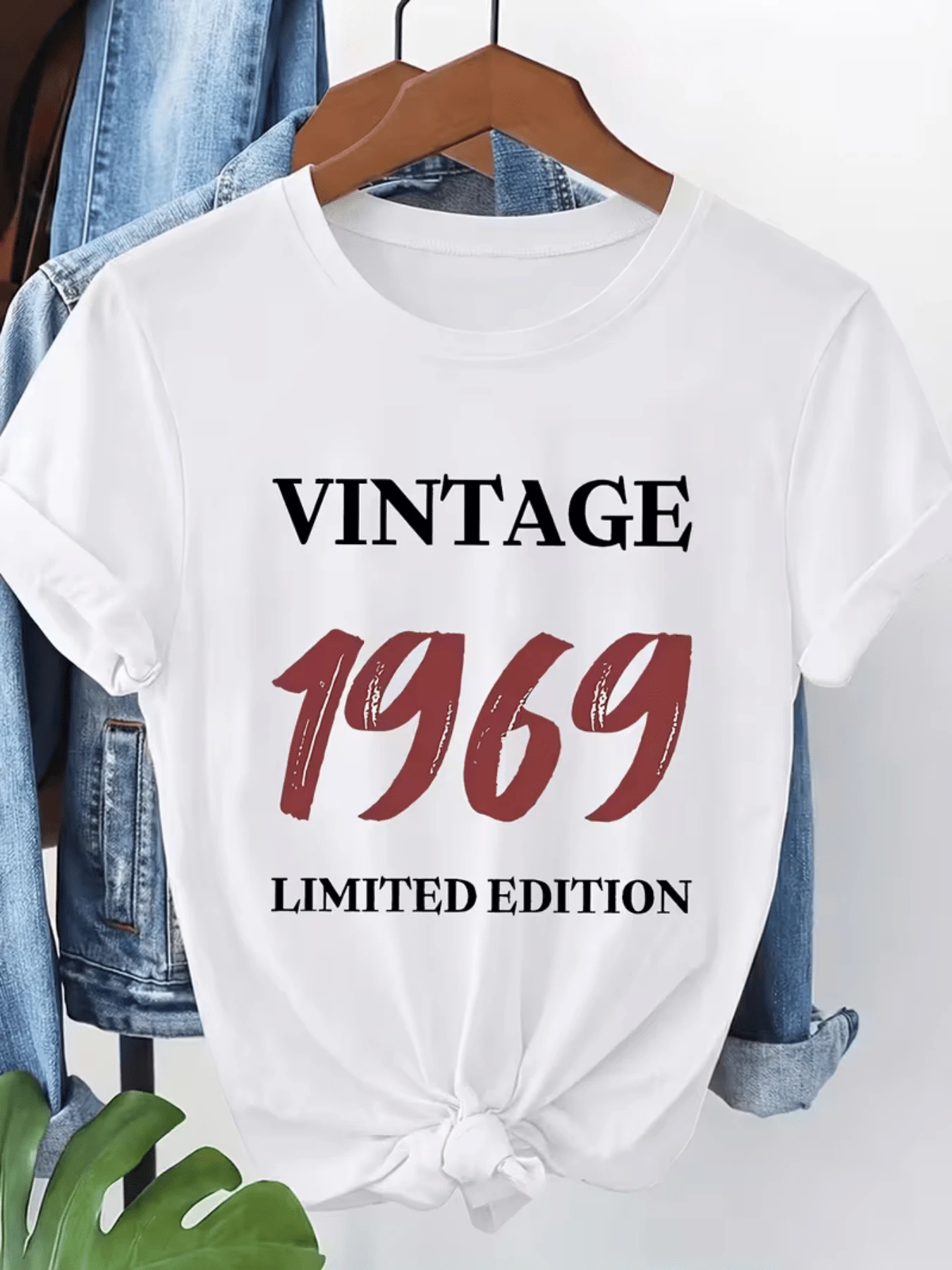 Texto que celebra el año 1969 refiriéndose a un espíritu retro y único con letras grandes de tono rojo que evocan fuerza y energía positiva sobre fondo claro creando un contraste elegante camiseta de mujer edición limitada vintage moderna casual - Blanco - Ver 1