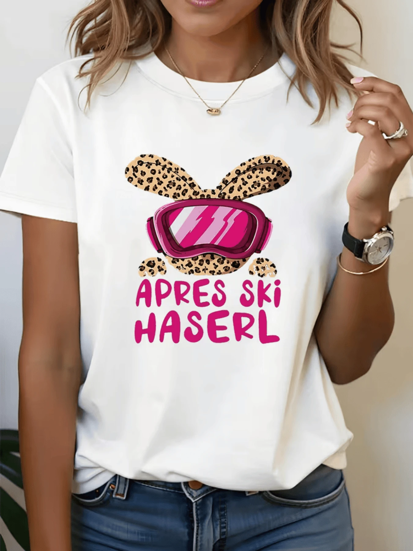 O conejito con gafas de esquí y estampado de leopardo en esta camiseta de mujer transmite un espíritu juguetón y aventurero perfecto para después de esquiar, celebrando la diversión invernal con un toque salvaje y chic en tu atuendo. - Blanco - Ver 1