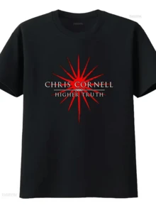 Sol brillante con inscripciones superiores CHRIS CORNELL HIGHER TRUTH representa la búsqueda de la verdad y la iluminación espiritual espiritual en esta camiseta de mujer, ideal para mostrar tu admiración por el legado musical y mensaje profundo. - Negro - Ver 1