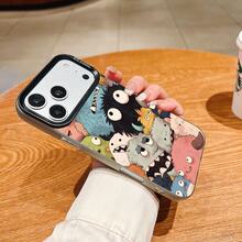 このレーザーエッチング加工された虹色の Apple 製携帯電話ケースは、特大のレンズ開口部と IMD テクノロジー、そして対照的な色のフレーム デザインを特徴としており、高い美観と実用性を兼ね備えた完璧な選択肢となっています。 可愛いモンスター色彩豊かなモンスターフォルムの異なるモンスターケース  11  17e 手机壳  17e 手机壳 家族、恋人、友人、そして子供たちへのプレゼントに最適です。  17 Pro Max/16/15/S23 FE/S25/11 Pro Max/Apple  Air/S24 Ultra/15 Pro Max/S22 Plus/15 Plus/ 13 Mini/15 Pro/14/16e/14 Pro/S22 Ultra/12 Pro Max/S23/S23 Ultra/17 Pro/11 Pro/ 13 pro/17/13/16 Pro Max/12 Pro/16 Plus/S22/12 Mini/13 Pro Max/S24/14 Plus/S25 Ultra/16 Pro/17e/12/7/14 Pro Max - ホワイト - チェックする 3