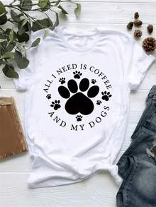 Huella de perro grande rodeada de pequeñas huellas simbolizando amor fidelidad y compañía entre humanos y mascotas junto al mensaje de energía diaria con café camiseta de mujer casual cómoda para amantes de perros - Blanco - Ver 1