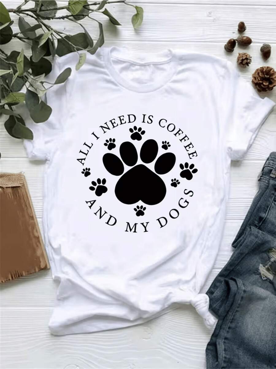 Huella de perro grande rodeada de pequeñas huellas simbolizando amor fidelidad y compañía entre humanos y mascotas junto al mensaje de energía diaria con café camiseta de mujer casual cómoda para amantes de perros - Blanco - Ver 1