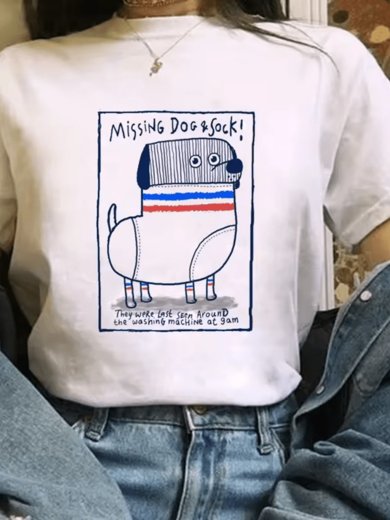 Un perro simpático hecho de una media con rayas rojas y azules simboliza la búsqueda de lo perdido y la alegría en los pequeños detalles camiseta de mujer casual con estampado creativo y toque divertido para uso diario y cómodo - Blanco - Ver 1