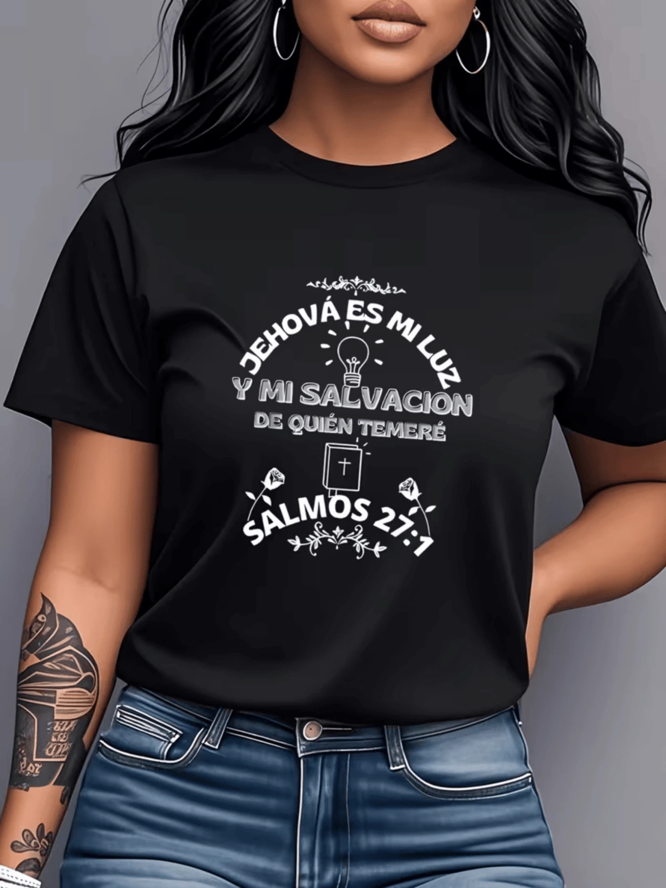 La lámpara que ilumina la verdad espiritual y la rosa que simboliza devoción y pureza se unen en este mensaje inspirador la cita bíblica Salmos 271 que expresa profunda confianza y fe en la protección divina una camiseta de mujer que transmite esperanza y fortaleza en todo momento. - Negro - Ver 1