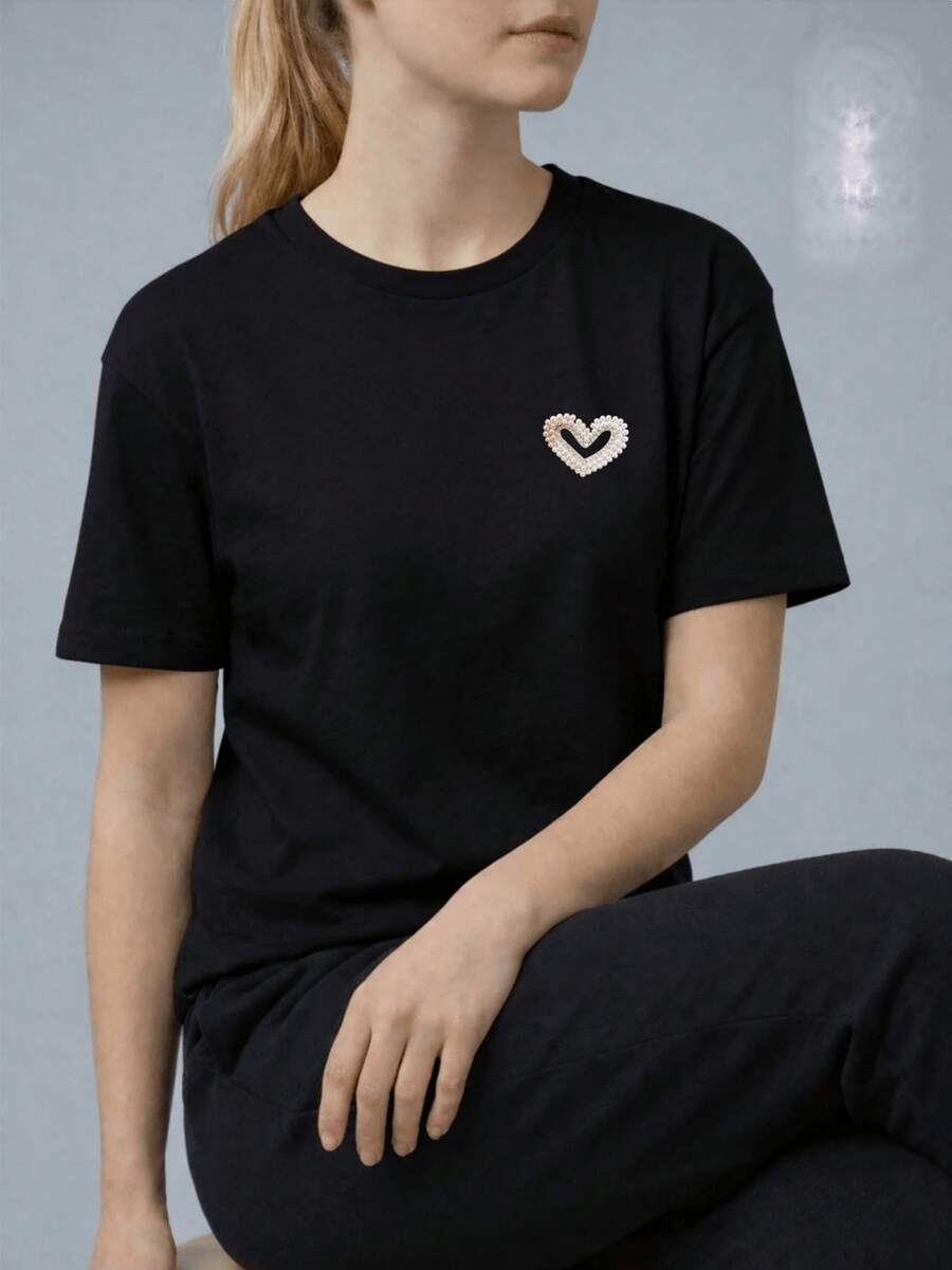 Heart Of Love And Union Embroidered With Pearls And Beads That Symbolizes Deep Connection And Sincere Affection, Conveying A Message Of Warmth And Belonging, Ideal For Expressing Authentic Feelings On Any Occasion, Showing Your Tenderest And Most Romantic Side, A Unique Piece For Your Feminine Wardrobe, Women's T-Shirt. - 黑色 - 查看 1