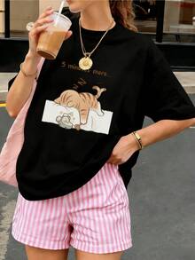 Un tierno gatito durmiendo plácidamente sobre un cojín blanco con un despertador intentando interrumpir su sueño indica que tan solo necesita cinco minutos más para descansar lo suficiente para enfrentar el día. Esta camiseta de mujer es perfecta para expresar tu deseo de más tiempo de descanso. - Negro - Ver 8