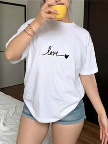 La palabra love con un pequeño corazón expresa ternura libertad y energía positiva inspirando amor propio y una actitud alegre ante la vida camiseta de mujer casual blanca cómoda y moderna - Blanco - Ver 1