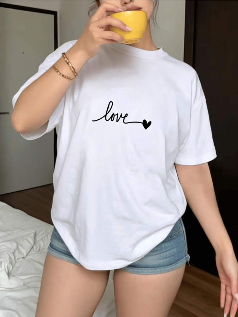 La palabra love con un pequeño corazón expresa ternura libertad y energía positiva inspirando amor propio y una actitud alegre ante la vida camiseta de mujer casual blanca cómoda y moderna - Blanco - Ver 1
