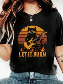 Gato con gafas ardientes tocando guitarra eléctrica rodeado de llamas simboliza fuerza y pasión por la música en tonos cálidos camiseta de mujer moderna y cómoda para uso diario - Negro - Ver 1
