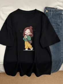 Chica anime con cabello recogido y bolsa cruzada disfrutando de una bebida caliente representa la alegría y comodidad cotidiana camiseta de mujer casual versátil para cualquier ocasión regalo ideal para quienes aman el arte Kawaii y un estilo relajado - Negro - Ver 8