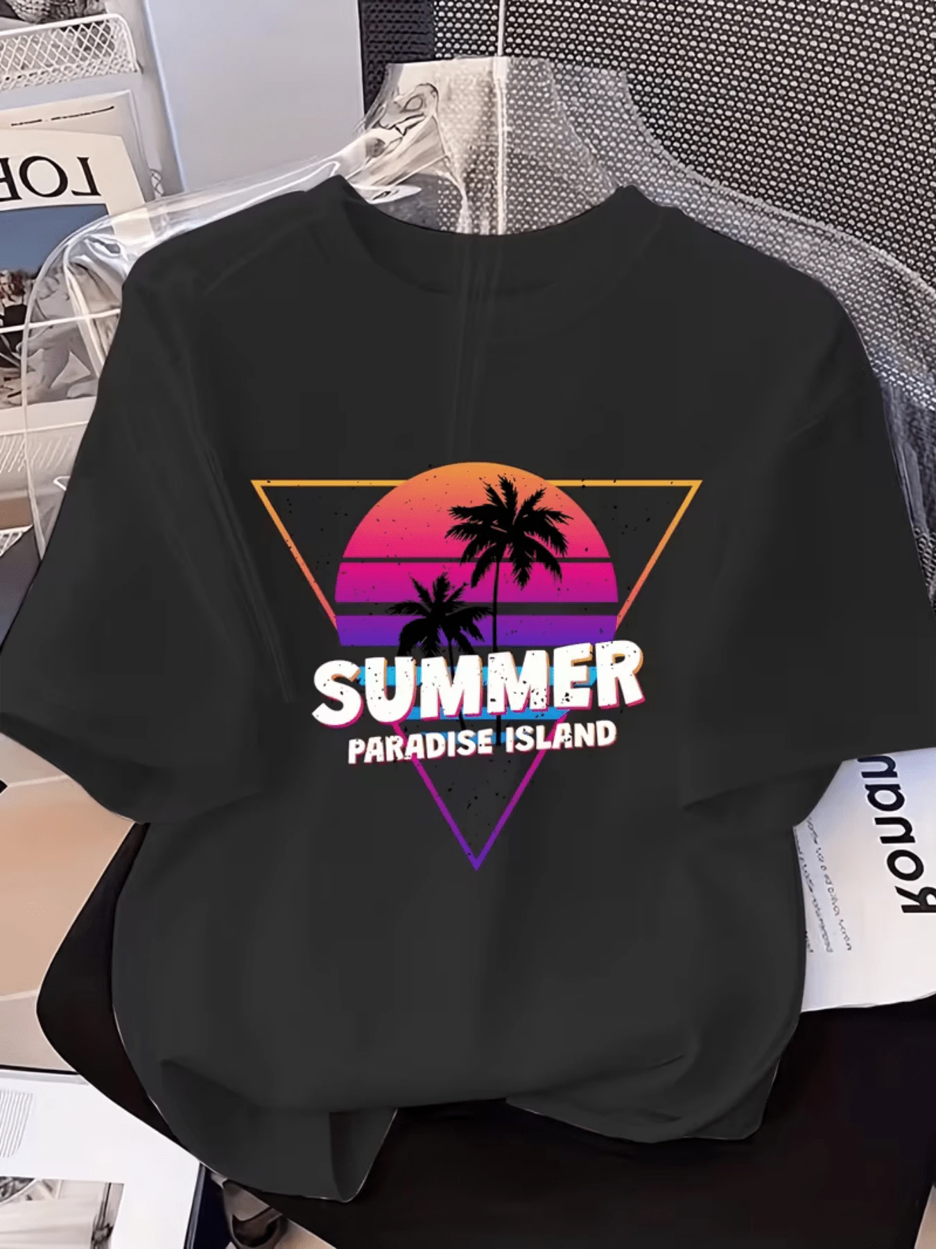 Paisaje tropical con atardecer rosado y palmeras frente al mar que evoca calma libertad y vacaciones en una isla paradisiaca camiseta de mujer blanca casual moderna cómoda para verano - Negro - Ver 1