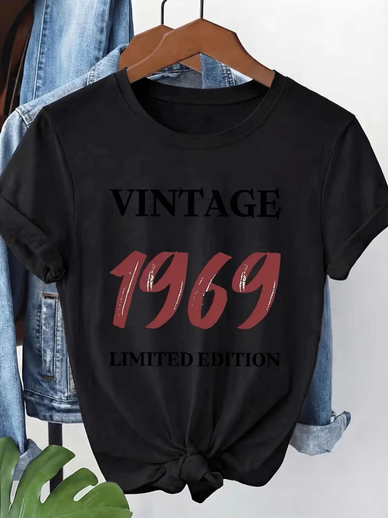 Text Celebrating The Year 1969, Referencing A Retro And Unique Spirit With Large Red Lettering That Evokes Strength And Positive Energy Against A Light Background, Creating An Elegant Contrast. Women's Limited Edition Vintage Modern Casual T-Shirt - 黑色 - 查看 1