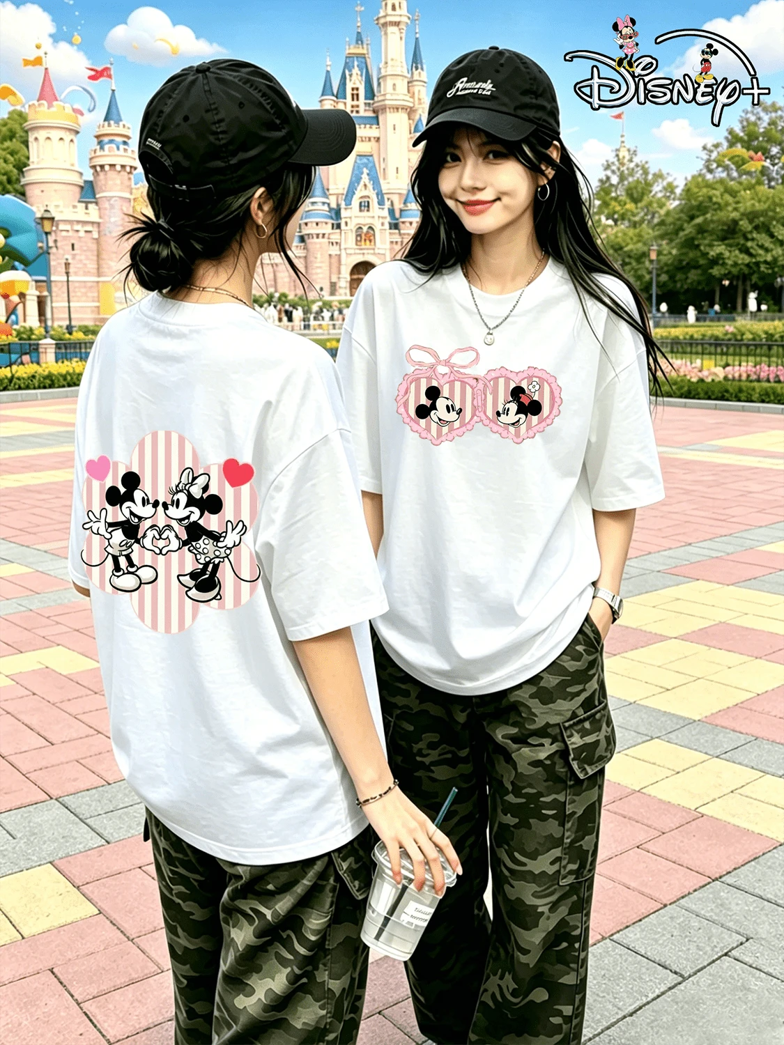Disney Sweet Heart Summer Round Neck Versatile Women's T-Shirt. Featuring Mickey And Minnie Mouse Holding Hands In An Interactive Print On The Front And Back. Soft, Cute, Youthful, And Perfect For Everyday Wear Or Dates. (Disney T-Shirt/Teen Girl Clothes/Tween Girl Clothes/Baby Tees For Women/Girls Clothes/Personality/Toddler Girls Clothes) - trắng - Xem 1