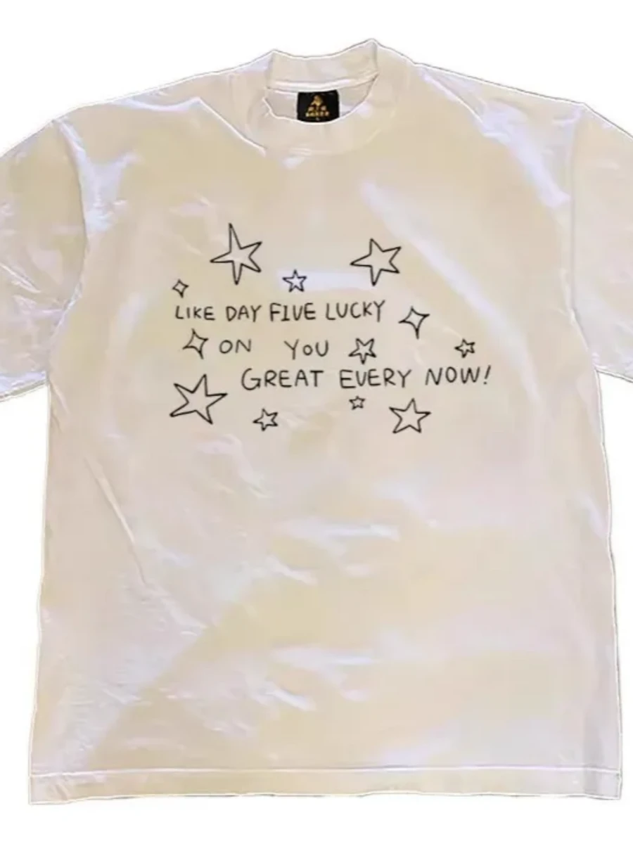 Estrellas brillantes evocan la suerte del quinto día en ti hazlo genial ahora cada momento es una camiseta de mujer con espíritu vibrante. - Blanco - Ver 1