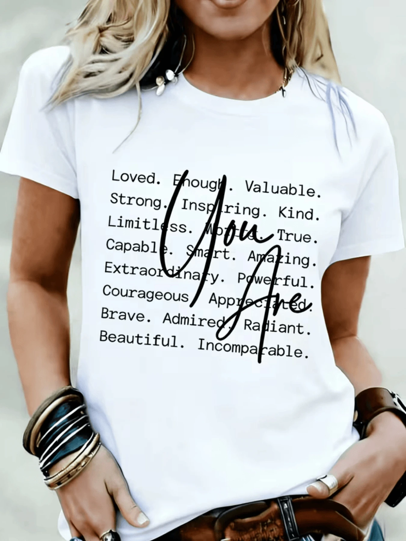 Palabras motivacionales que celebran la fuerza la valentía y la belleza interior recordando a cada mujer que es suficiente valiosa y poderosa camiseta de mujer con mensaje positivo casual moderna - Blanco - Ver 1