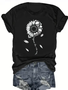 Girasol con calaveras y la frase Eres mi rayo de sol representa la dualidad de la vida la belleza efímera de las flores y la inevitabilidad de la muerte todo unido en un símbolo poderoso de transformación y fuerza femenina camiseta de mujer moderna y llamativa para expresar tu individualidad y estilo único en cualquier ocasión casual. - Negro - Ver 1