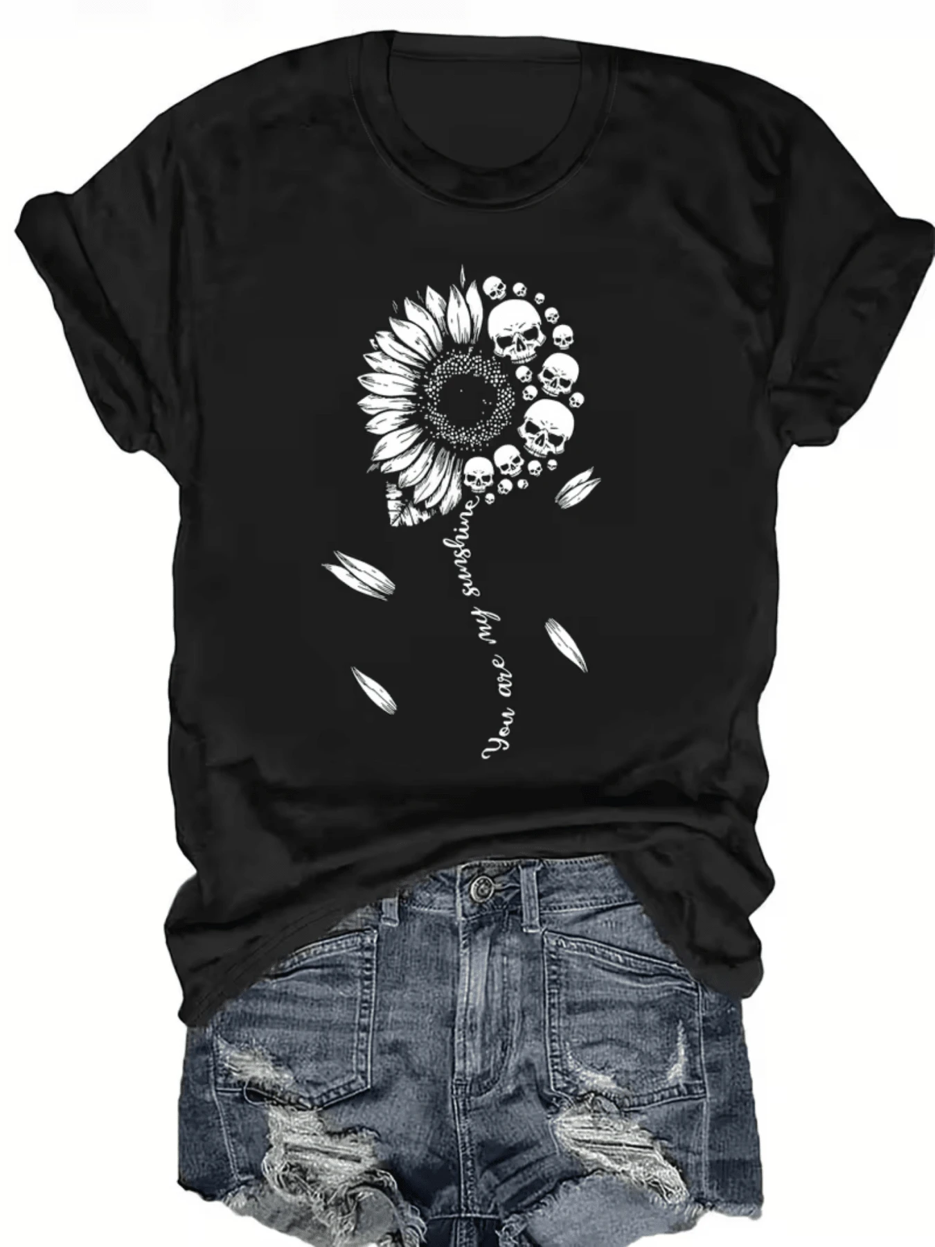 Girasol con calaveras y la frase Eres mi rayo de sol representa la dualidad de la vida la belleza efímera de las flores y la inevitabilidad de la muerte todo unido en un símbolo poderoso de transformación y fuerza femenina camiseta de mujer moderna y llamativa para expresar tu individualidad y estilo único en cualquier ocasión casual. - Negro - Ver 1
