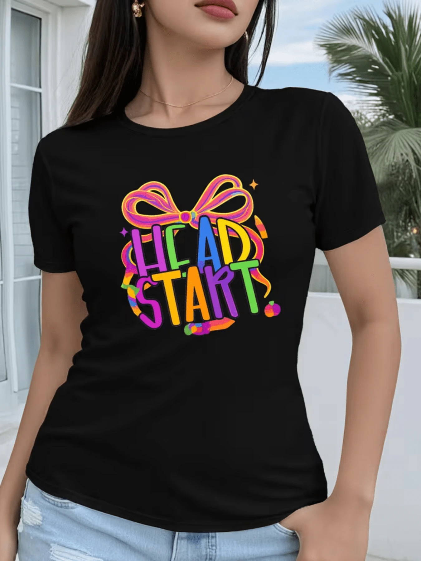 A Large, Colorful Bow In Vibrant Colors Conveys Optimistic Energy And A Cheerful Spirit, Accompanied By Bright Lettering That Inspires Daily Motivation. A Modern, Comfortable, Casual Women's T-Shirt For Everyday Wear. - 黑色 - 查看 1