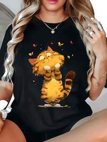 Gato naranja alegre con expresión juguetona rodeado de mariposas doradas simbolizando la libertad la curiosidad y la alegría de los momentos simples camiseta de mujer cómoda casual para uso diario - Negro - Ver 1