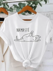 Un gato relajado practicando una postura de yoga mientras transmite calma y energía positiva con la palabra Namasté inspirando tranquilidad y bienestar camiseta de mujer casual y cómoda ideal para momentos de descanso - Blanco - Ver 1