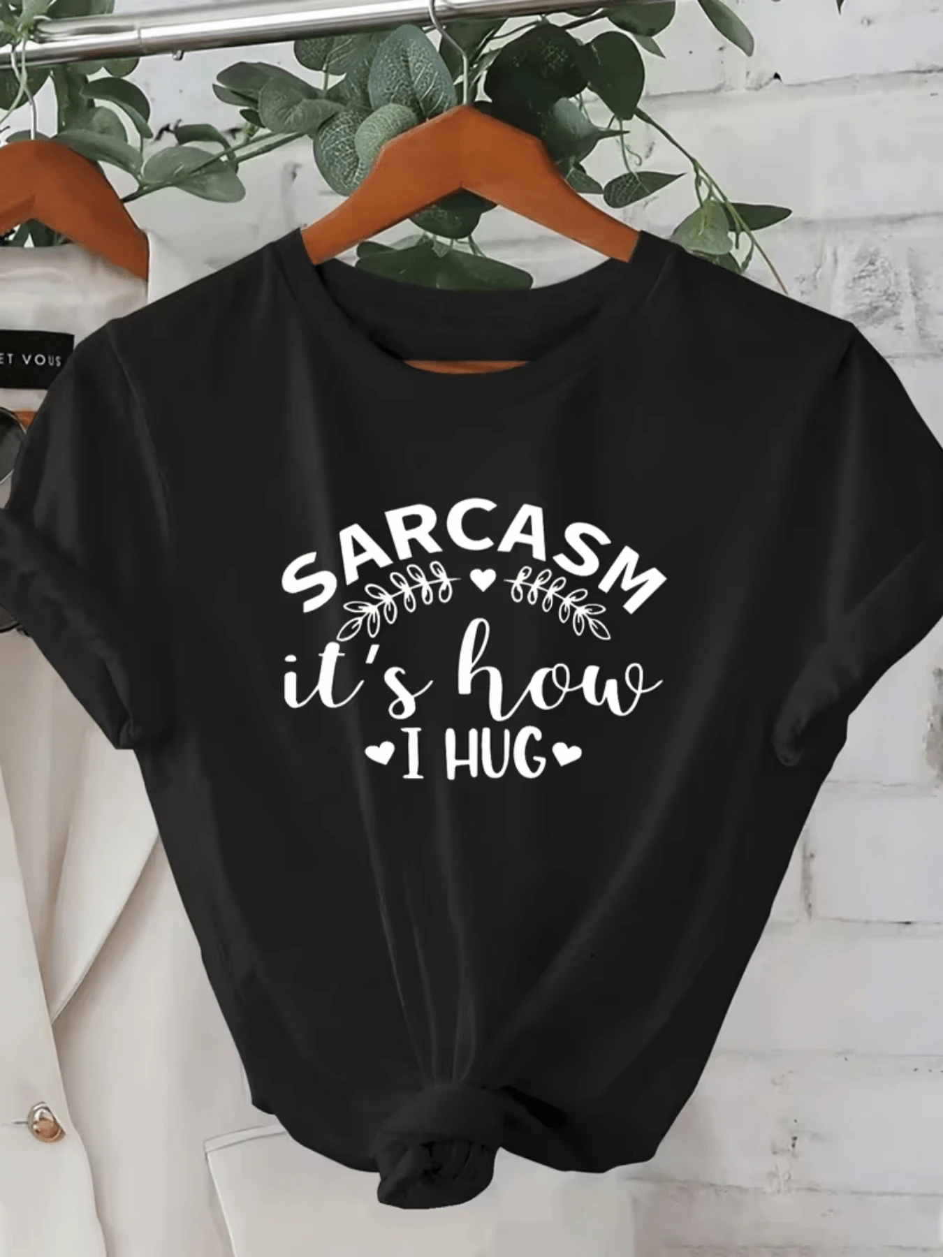 A Fun Phrase Expressing Ironic Humor With Small Hearts, Showing A Playful And Affectionate Spirit, Ideal For Women With A Positive Attitude. A Comfortable, Modern, Casual Women's T-Shirt For Everyday Wear. - 黑色 - 查看 1