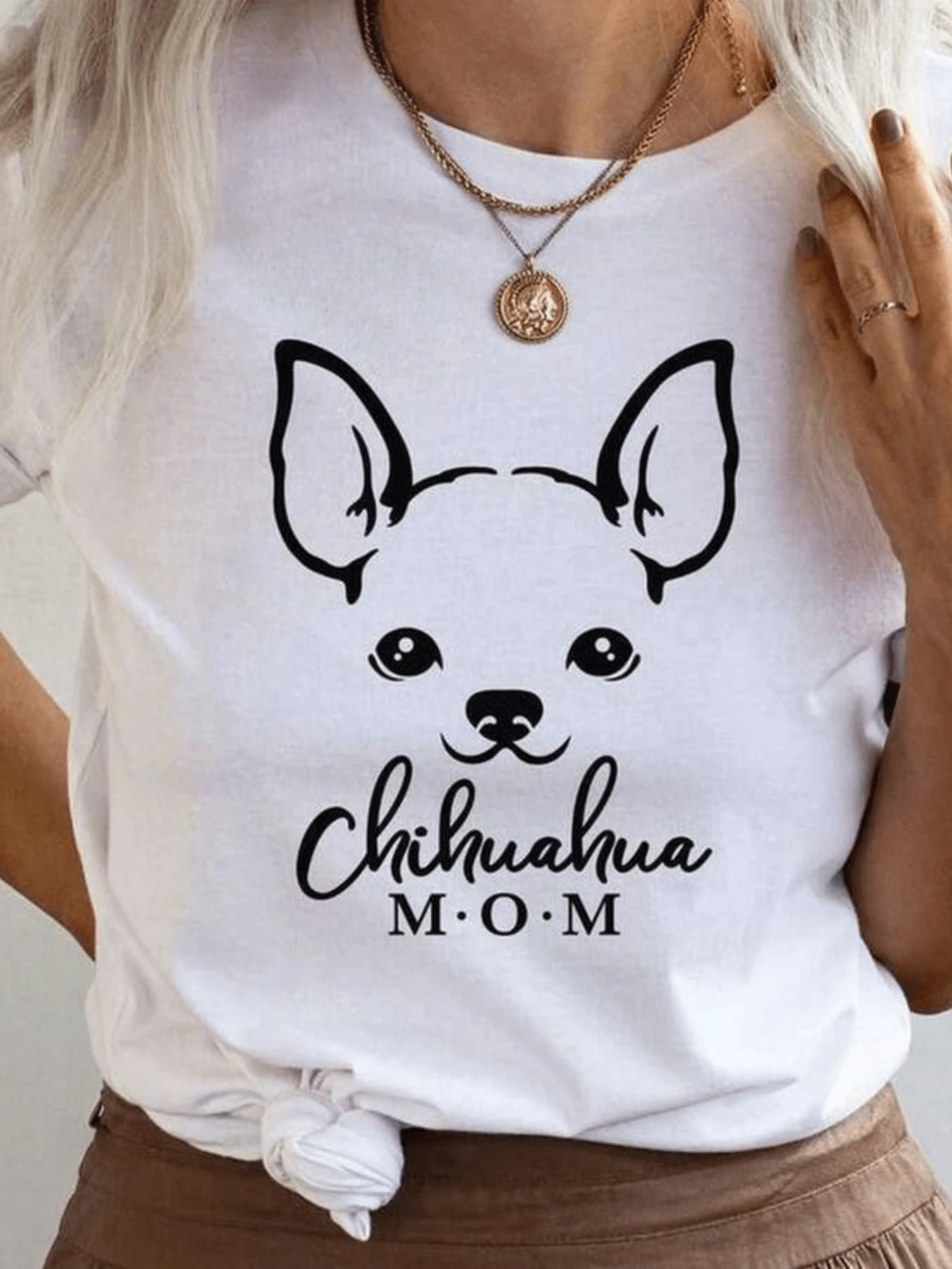 Rostro tierno de un pequeño chihuahua que simboliza cariño fidelidad y orgullo de ser madre perruna camiseta de mujer con estampado moderno cómoda y perfecta para uso diario - Blanco - Ver 1