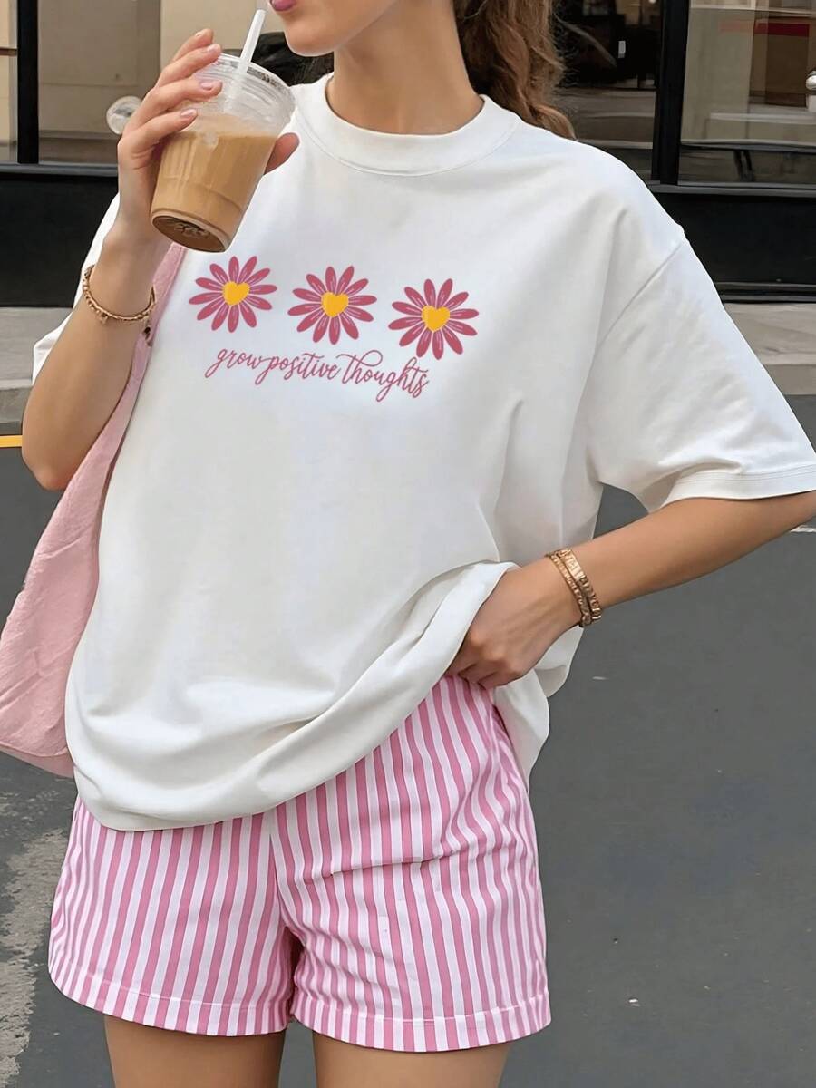 Flores radiantes con corazones dorados evocan la vitalidad y la alegría de la vida alentar pensamientos positivos y un espíritu optimista para tu día a día esta prenda esencial de verano camiseta de mujer juvenil con mensaje inspirador. - Blanco - Ver 1