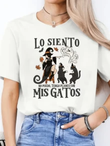Witch With Magic Hat Accompanied By Two Black Cats Sharing Autumn Leaves, Bats And Ghosts Conveying Mysterious Humor And Feline Love. Funny Casual Women's T-Shirt - 白色 - 查看 8