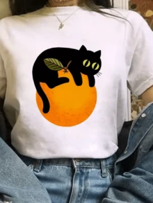 Un gato oscuro con ojos verdes descansa sobre una naranja brillante simbolizando misterio energía y conexión con la naturaleza camiseta de mujer casual moderna y cómoda para uso diario - Blanco - Ver 8