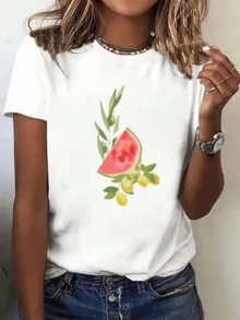 Rebanada de sandía junto a ramas verdes y pequeños frutos amarillos representa la frescura natural del verano y la energía vital femenina camiseta de mujer casual cómoda y moderna para uso diario - Blanco - Ver 1