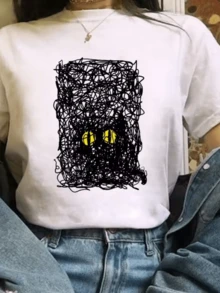 Gato misterioso oculto entre trazos oscuros con ojos amarillos que brillan simbolizando curiosidad y enigma perfecto para espíritus libres camiseta de mujer casual moderna - Blanco - Ver 8