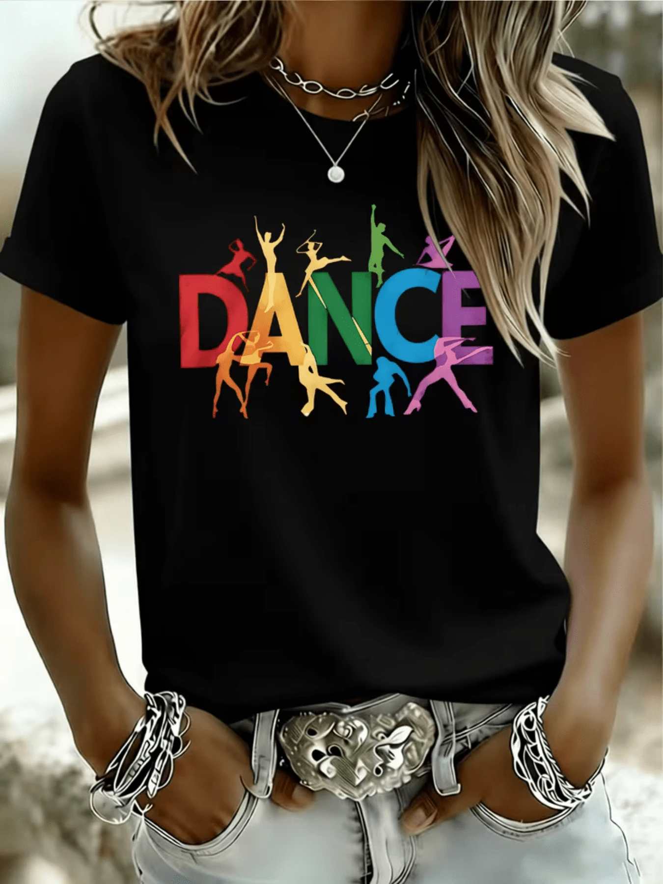 Figuras coloridas de siluetas bailando transmiten energía libertad y movimiento con la palabra DANCE en tonos vibrantes que inspiran alegría y ritmo camiseta de mujer casual moderna cómoda para verano - Negro - Ver 1