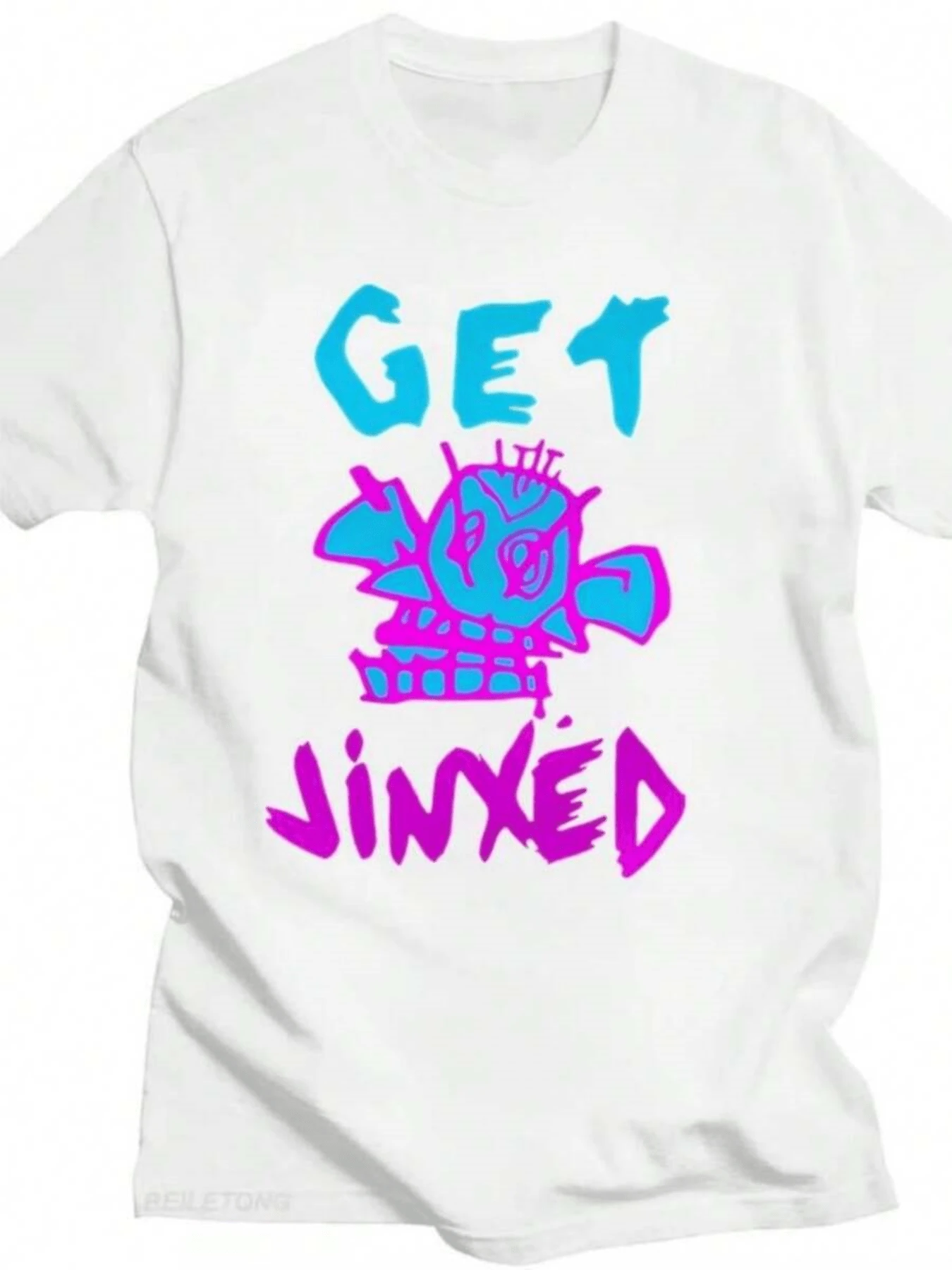 Gráfico colorido que expresa energía rebelde y diversión con letras grandes en azul y rosa que evocan actitud libre y juvenil camiseta de mujer moderna y cómoda para estilo urbano casual - Blanco - Ver 1