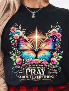 Mariposa vibrante rodeada de flores como símbolo de transformación y belleza espiritual el mensaje PRAY OVER EVERYTHING inspira fe y fortaleza en todo momento camiseta de mujer cómoda para uso diario. - Negro - Ver 8
