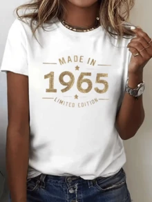 El texto dorado celebra con orgullo el año 1965 como una edición limitada simbolizando autenticidad y el valor de las experiencias vividas camiseta de mujer casual moderna ideal para regalar - Blanco - Ver 1