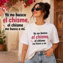 Playera "El Chisme Me Busca"| Camiseta Casual con Frase Divertida| Top de Manga Corta de Moda para Mujer - Blanco - Ver 1