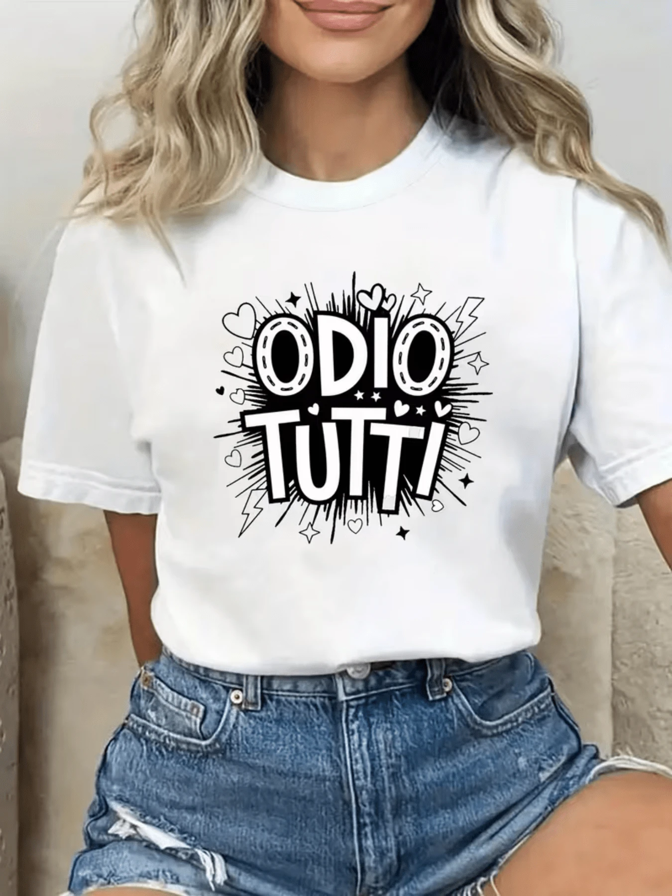 Frase divertida con corazones y rayos que expresa una actitud rebelde y humorística mostrando confianza y libertad personal camiseta de mujer casual moderna perfecta para uso diario - Blanco - Ver 1