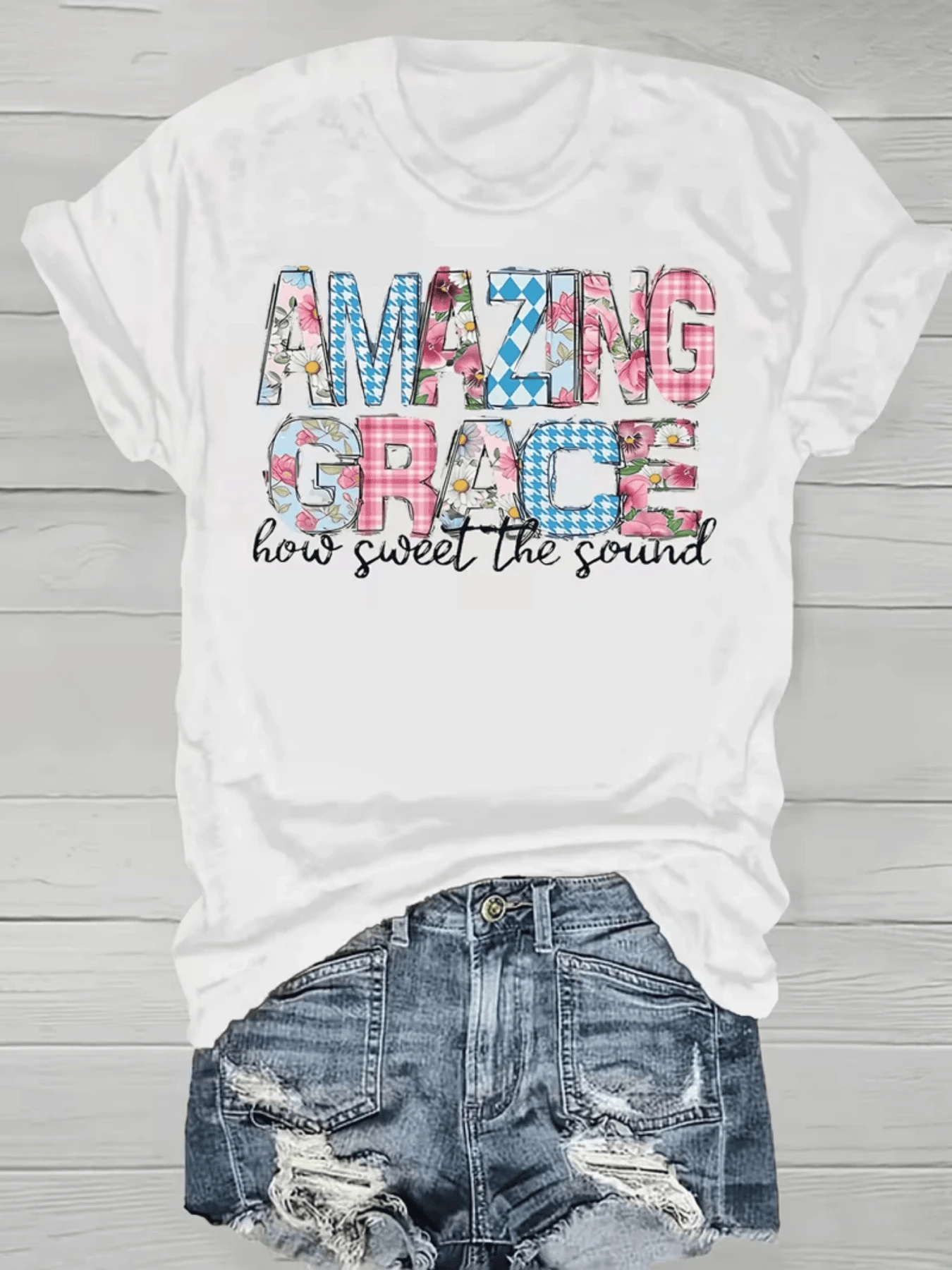 Palabras coloridas que celebran la gracia y la dulzura del sonido inspiran paz con tonos alegres y flores creando un mensaje positivo camiseta de mujer casual con estampado motivacional moderno y cómodo - Blanco - Ver 1