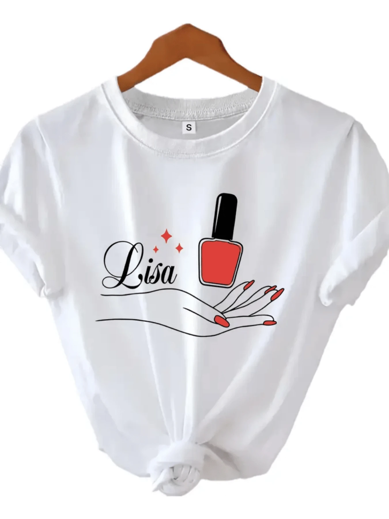 Hermosa camiseta de mujer con una mano estilizada sosteniendo un esmalte de uñas rojo brillante y destellos de alegría, celebrando la elegancia y el cuidado personal, ideal para tu guardarropa diario y ocasiones casuales que buscan un toque de sofisticación, perfecta para expresar tu amor por la belleza y el glamour. - Blanco - Ver 1