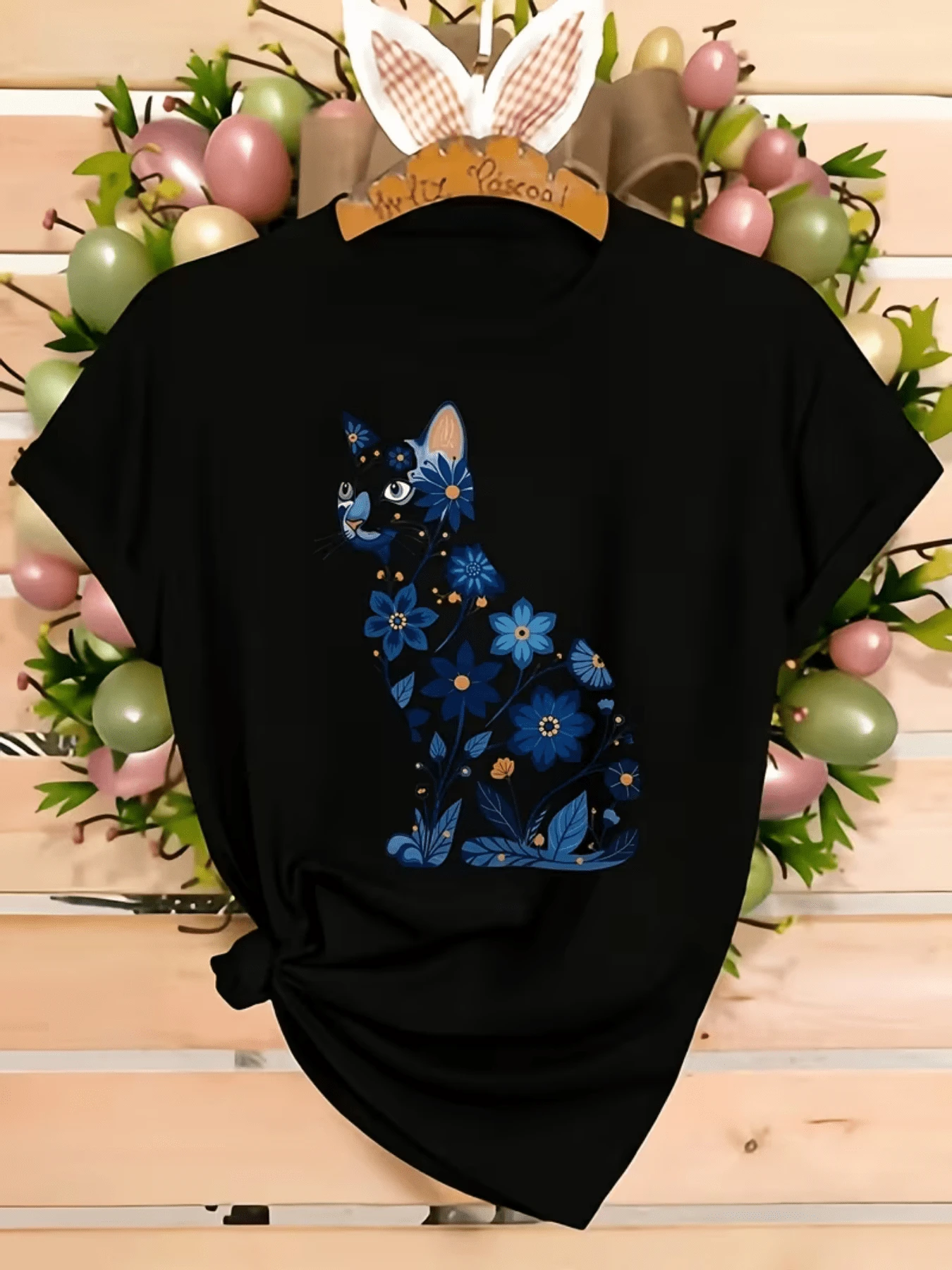 Cat Formed By Blue Flowers That Symbolize Calm Nature And Harmony, Conveying A Sense Of Tranquil Beauty And Connection With Life. Comfortable, Fitted Casual Women's T-Shirt For Everyday Wear. - 黑色 - 查看 1