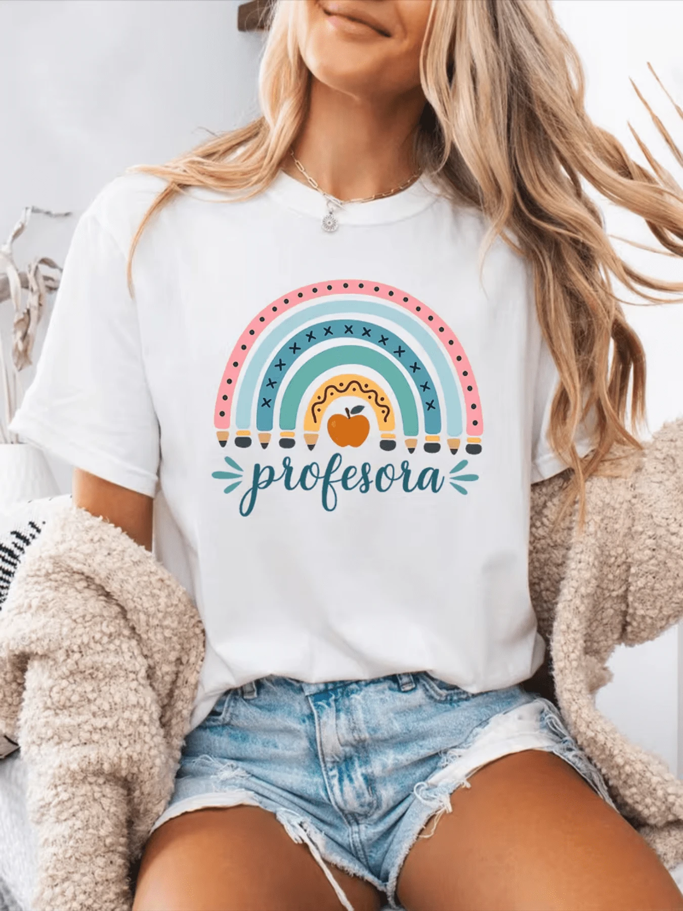 Arco iris con lápices de colores que simbolizan la creatividad la enseñanza y el conocimiento acompañado de una manzana que representa sabiduría y dedicación camiseta de mujer casual cómoda y moderna - Blanco - Ver 1