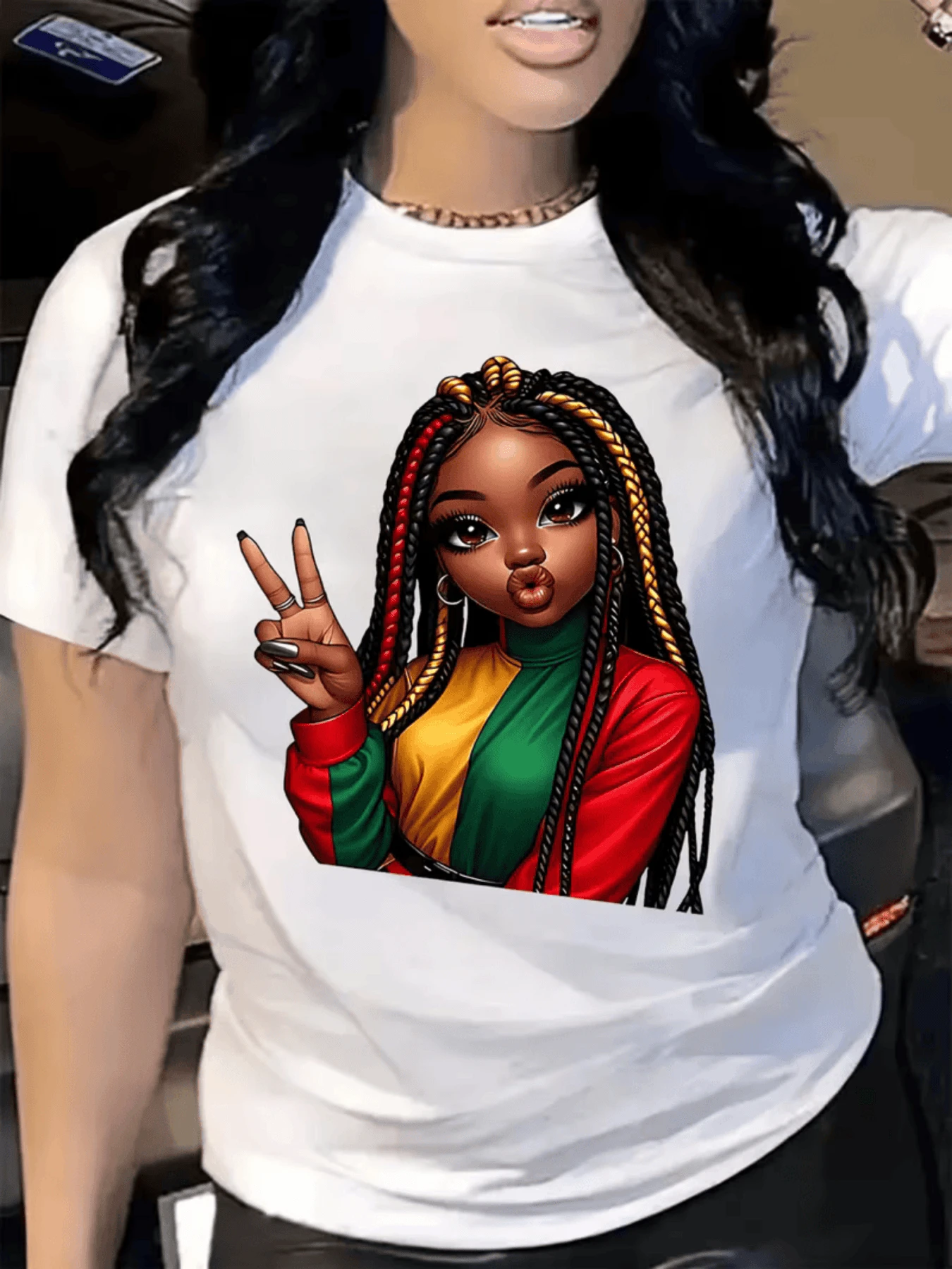 Representación artística de una chica joven afro con trenzas vibrantes y un gesto de paz, vistiendo una prenda de vivos colores que evoca fuerza y unidad en esta camiseta de mujer, perfecta para expresar tu individualidad con un toque de cultura. - Blanco - Ver 1