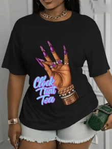 Mano con uñas largas moradas y anillos llamativos brazaletes dorados y de cuentas simbolizando estilo y conversación interesante acerca de chismes o vida social, auténtica camiseta de mujer cómoda y moderna para expresar tu personalidad única con audacia. - Negro - Ver 1