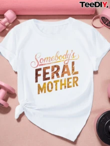 Camiseta de mujer con estampado Somebody's  Mother que evoca un espíritu salvaje y maternal a la vez resaltando la fuerza y dedicación que las madres feroces ponen en su rol. Este mensaje profundo y audaz se presenta en una prenda cómoda y moderna perfecta para el día a día. - Blanco - Ver 1