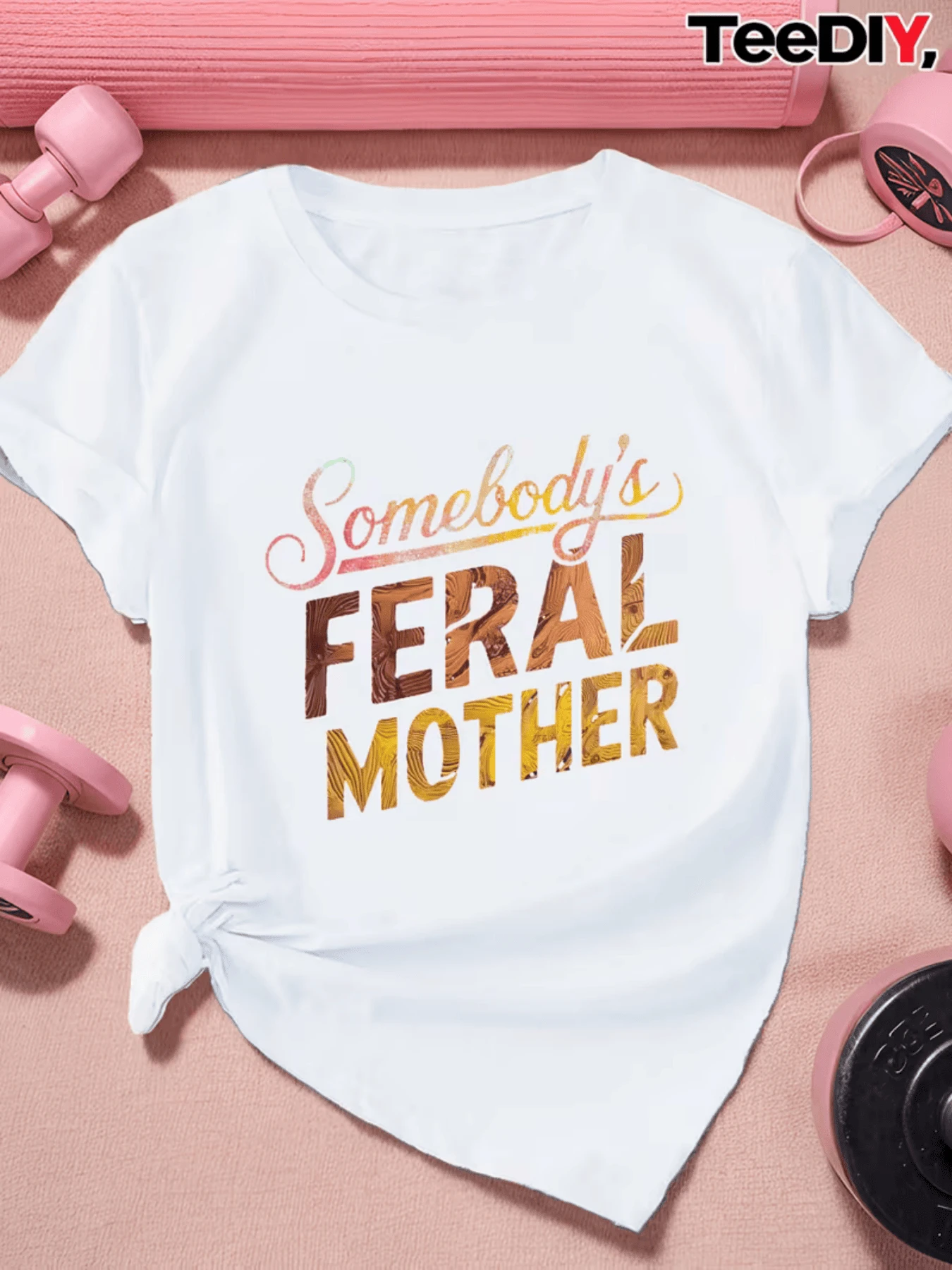 Camiseta de mujer con estampado Somebody's  Mother que evoca un espíritu salvaje y maternal a la vez resaltando la fuerza y dedicación que las madres feroces ponen en su rol. Este mensaje profundo y audaz se presenta en una prenda cómoda y moderna perfecta para el día a día. - Blanco - Ver 1