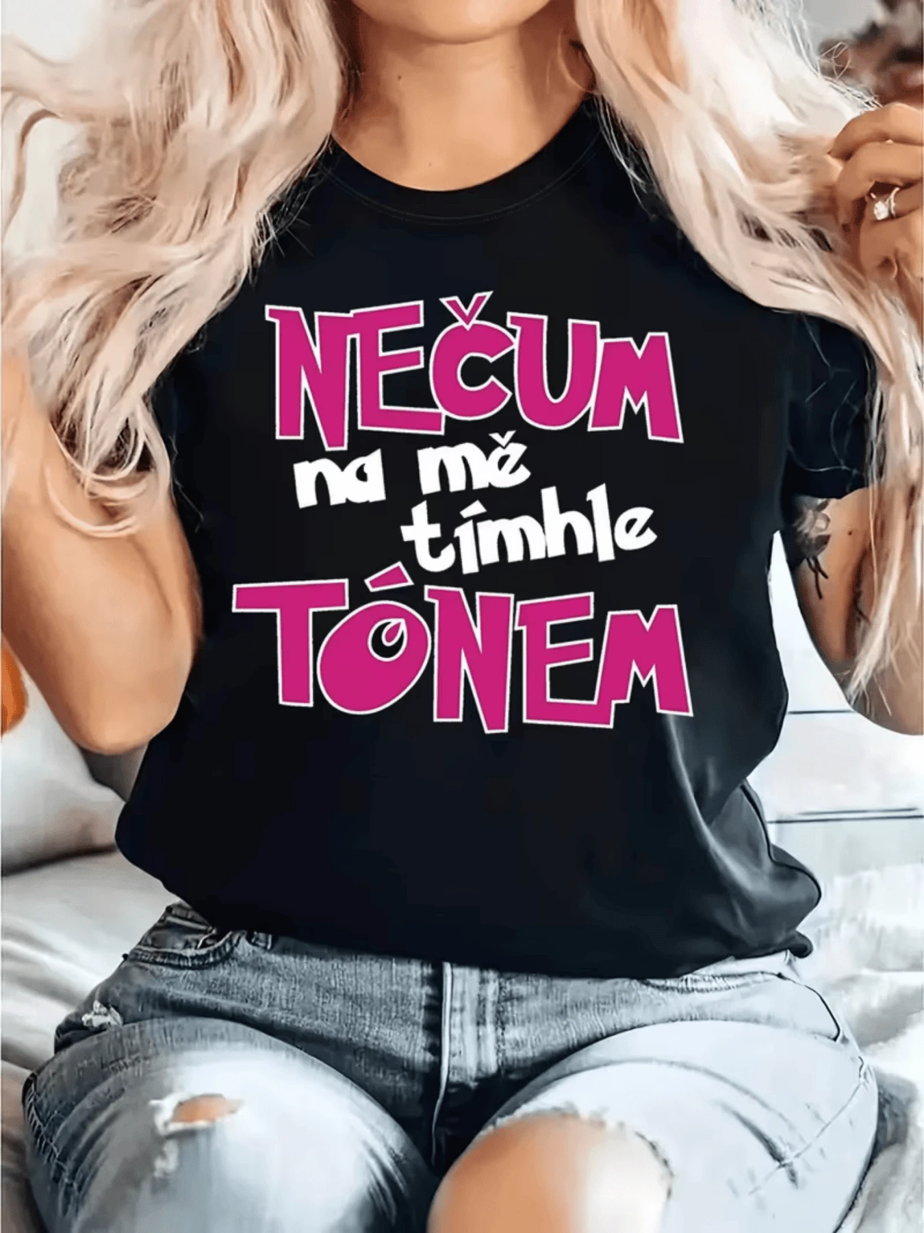 Camiseta de mujer con frase divertida que expresa que no se está prestando atención a la situación actual usando el lenguaje checo para un toque original y sarcástico ideal para expresar tu humor sin decir nada con la frase Něčum na mě tímhle tónem la cual implica una advertencia juguetona perfecta para días casuales. - Negro - Ver 1