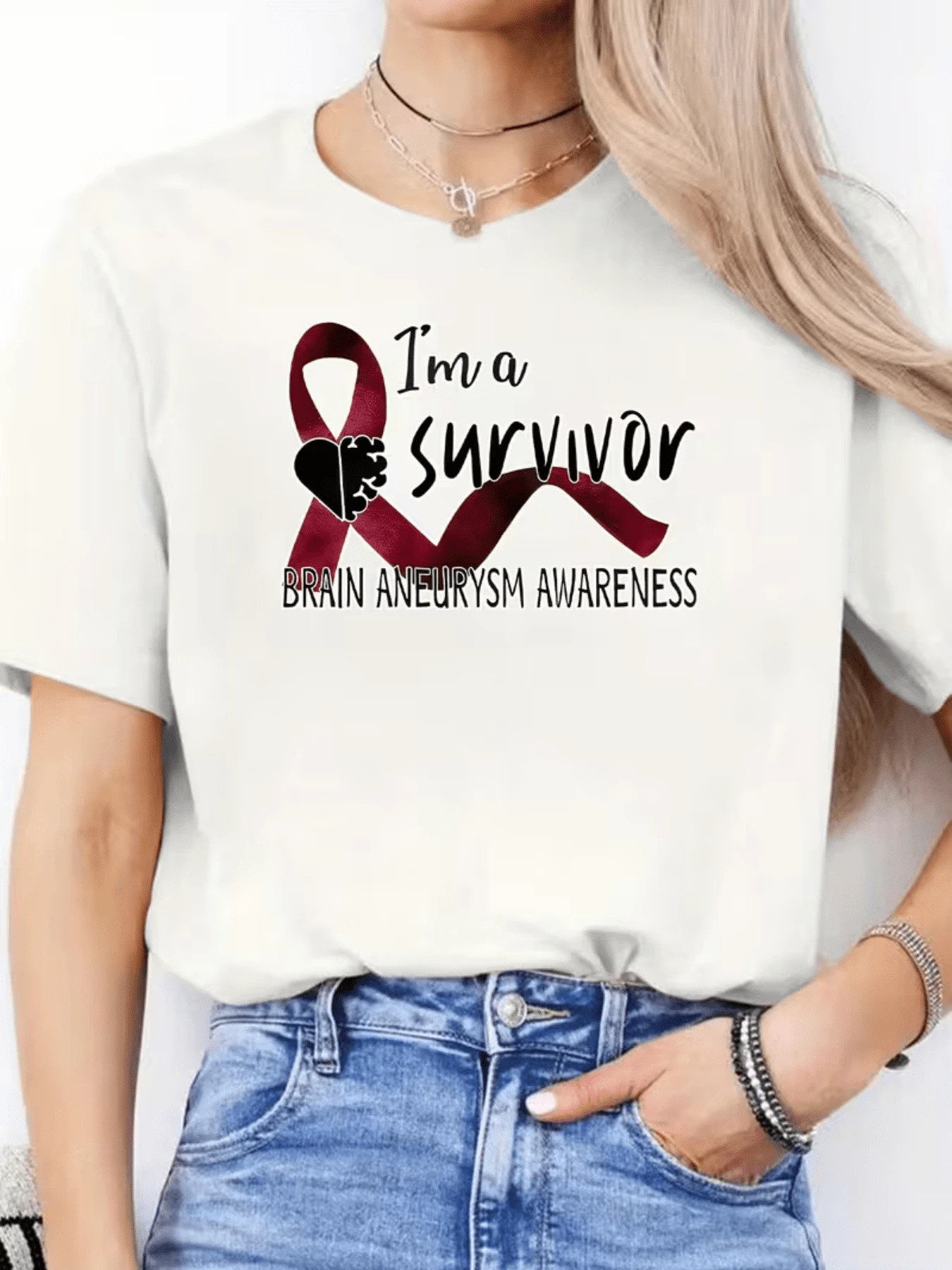 Cinta roja que representa la conciencia sobre aneurisma cerebral y la fuerza de quienes han superado momentos difíciles camiseta de mujer de manga corta casual cómoda para uso diario - Blanco - Ver 1