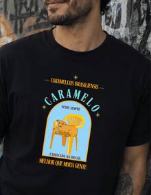 Men's Black Short-Sleeved T-Shirt With A Crew Neck And A "Caramel Made In Brazil" Print, Made From Medium-Stretch Fabric. - 黑色 - 查看 6
